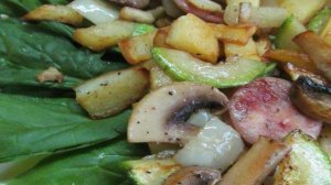 Жареный картофель с грибами колбасками и кабачком