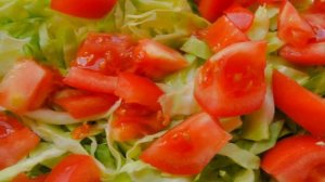 Овощной салат с молодой морковью и капустой