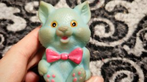 играем в маленького резинового котенка для малышей