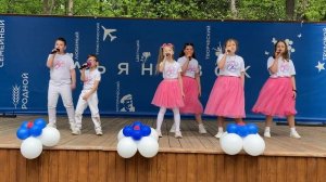 Лиза Николаева в хоре «Давайте петь вместе» 2025 4 мая в парке Победы