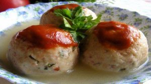 Канедерли из хлеба и колбас в бульоне