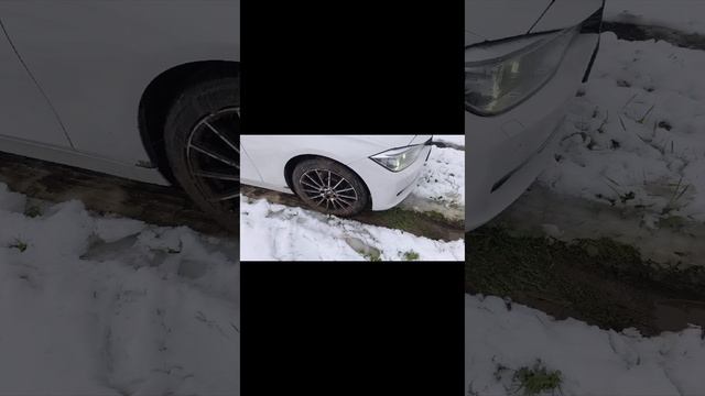 Выезжаем машиной, застрявшей в  грязи, с помощью трактора.