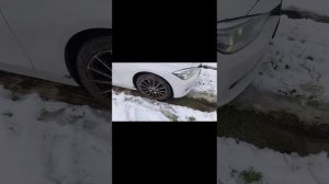 Выезжаем машиной, застрявшей в  грязи, с помощью трактора.