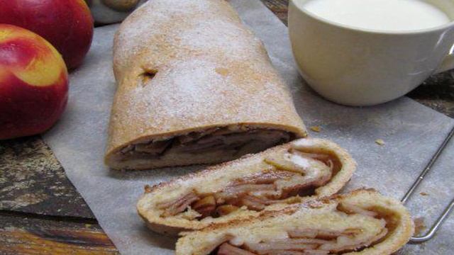 Творожный рулет с яблочной начинкой