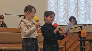 Эллы дочки прославляют Господа