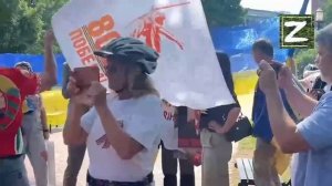 Украи пришли на акцию "Бессмертный полк" .