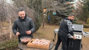 Сочнейший шашлык из мраморной говядины и крылышки барбекю.