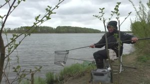 ЗАБРОСИЛ ПОПЛАВОК, А ТАМ РЫБА КИШИТ. ЖЕВАНЫЙ ОПАРЫШ ... ОПЯТЬ РЫБА ТЯНЕТ НА ДНО
