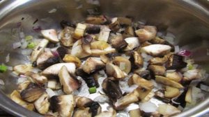 Капустный суп с грибами и томатом