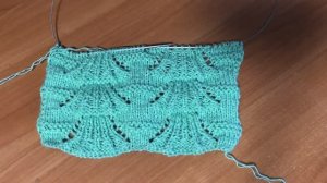 Очаровательный узор спицами для плечевых изделий