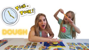 Мама и дочка играют в весёлую игру Тик-Так-Дау