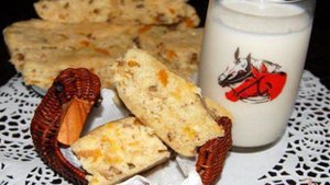 Медовый бисквит с орехами и курагой из микроволновки