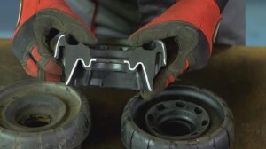 Осмотр и замена верхней опоры амортизатора.