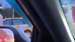 Водитель Chevrolet Camaro вылетел на встречку в Туле и спровоцировал массовую аварию.