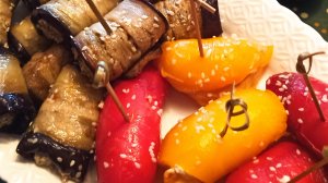 В два раза вкуснее: Рецепт рулетиков из баклажана и сладкого перца.