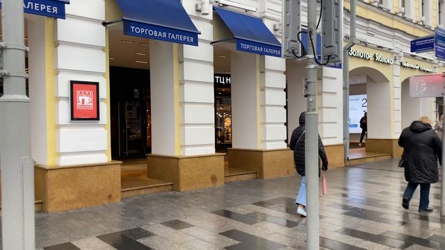 Москва в дождь: Романтика мокрых улиц и зонтиков! ☔🌧️