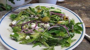 Салат из оливок с каперсами и сыром фета