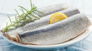 Так селедку Вы точно еще не готовили. Очень вкусный способ засолки сельди за два часа.