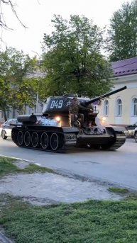По ул. Кузнецова движется «тридцатьчетвёрка» с неаутентичным, навевающим странные мысли своей фуражк