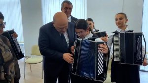 Мишустин сыграл мелодию песни "Священная война" на осетинской гармонике: видео