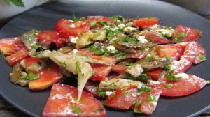 Салат с вешенками и помидором