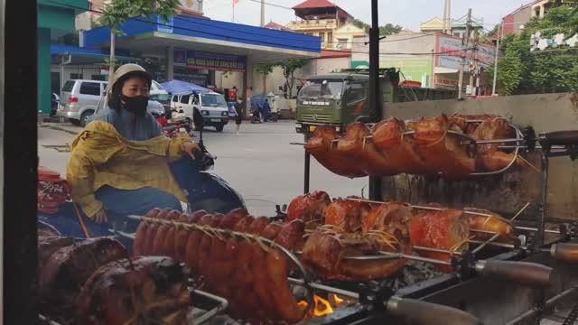 BBQ: Бедра на гриле, свиная грудинка на гриле, сосиски на гриле, желудок на гриле. [4K]