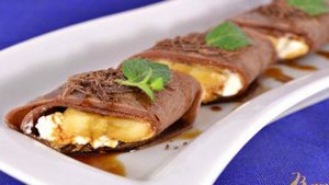 Шоколадные блинчики с творогом, бананом и кофейным сиропом