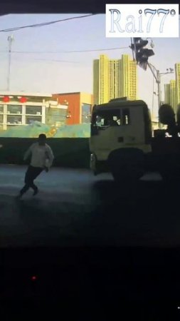 Китаец на скутере чудом не угодил под бетоносмеситель
