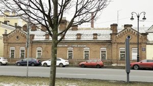 Ахматова, странные сфинксы на Воскресенской набережной и Кресты напротив нее в Петербурге