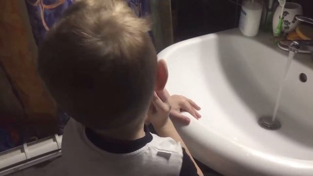 Смешные видео | Малыш сам чистит зубы: Утро! [ПРИКОЛЫ 2018] смотреть онлайн