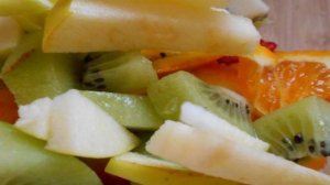 Фруктовый десерт с мороженым