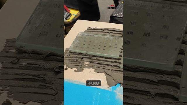 Нанесение плиточного клея паралельно или крест на кре