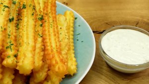 Картофельные снеки с сырным соусом