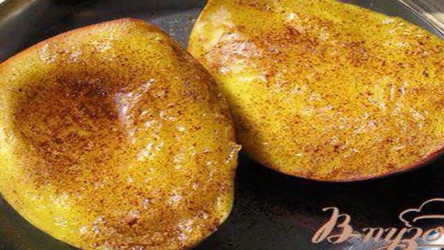 Печеное манго с корицей и мороженым