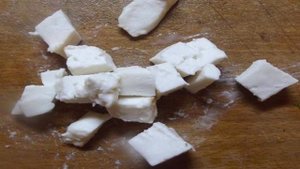 Салат с коровьей брынзой и редисом