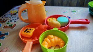 играем в игрушечную еду и детскую посудку