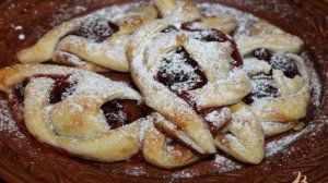 Слойки с малиновым вареньем и сливами