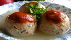 Канедерли из хлеба и колбас в бульоне