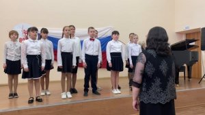 Младший общешкольный хор «Звуки радуги» - «Добрый день», «Песня солдат»