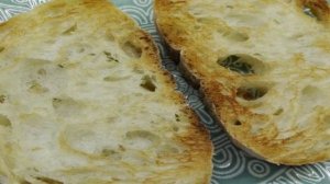 Тосты с красной рыбой, козьим сыром и огурцом