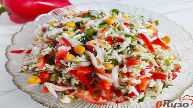 Овощной салат с зелёным луком и кукурузой