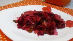 Салат с квашеной капустой и грейпфрутом