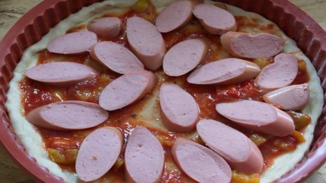 Домашняя быстрая пицца с сосисками и лечо