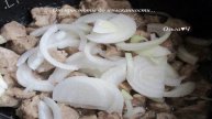 Плов со свининой, коричневым рисом и базиликом