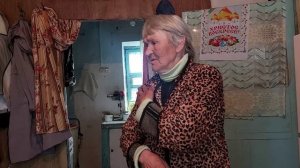 Тетя Валя готова забрать козленка у деда Матвея.