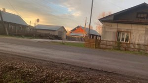 Walking through the beautiful village: хороший вечер