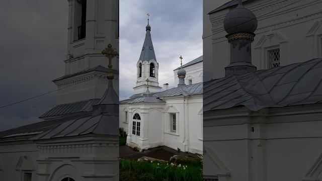 05-05-2025 5 Мая. Утренняя прогулка на речку, дождь, ветер, но небо красивое. Любимая церковь.