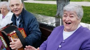 250504 Частушки под гармонь Дра да ну дану данай Жители г Орла поют в парке у фонтана город Орёл