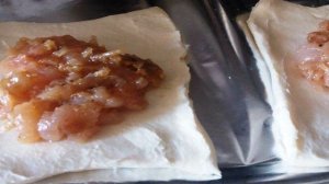 Конвертики из слоеного теста с курицей и сулугуни