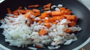 Куриный суп с лапшой и зеленым горошком